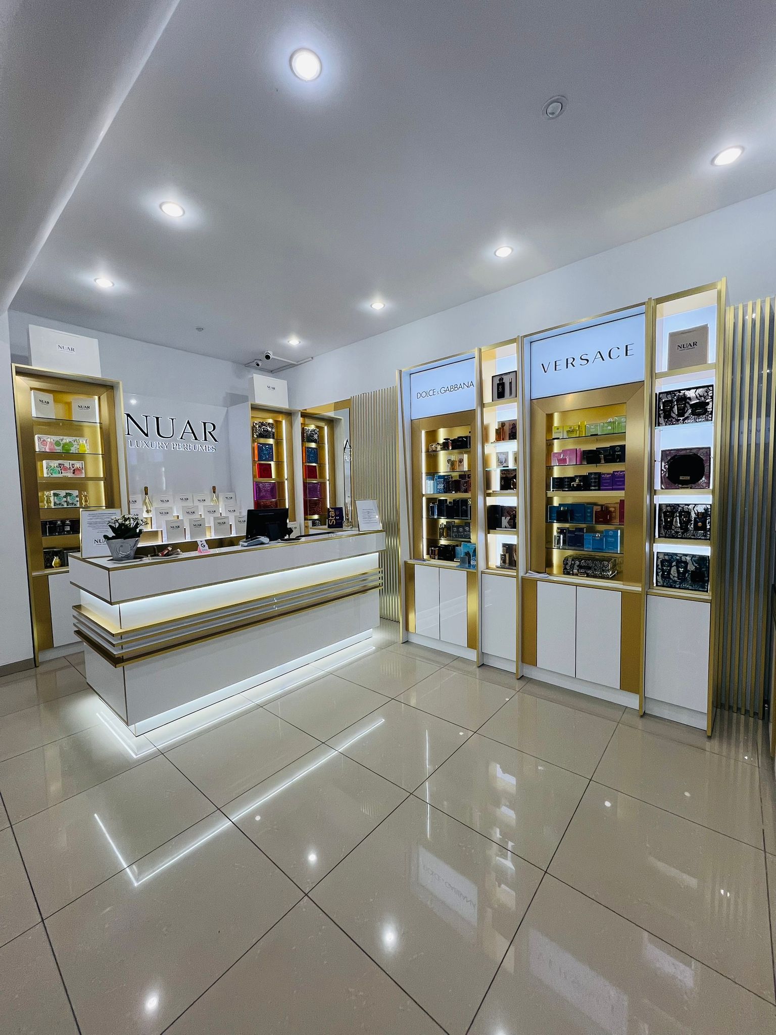 Interiorul magazinului NUAR